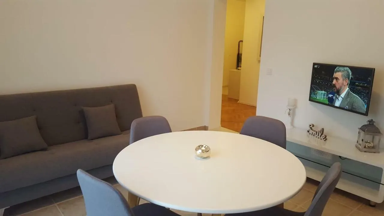 Three Roses Apartment Split 0*,